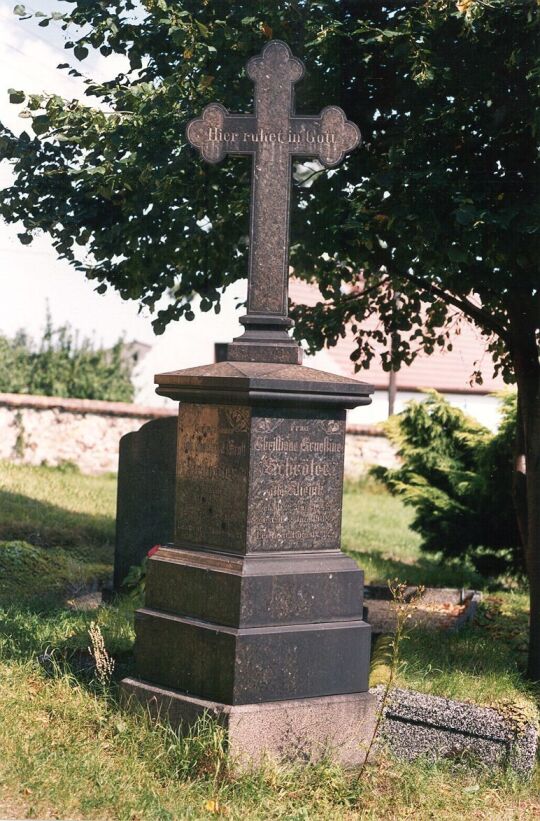 Grabstein der Familie Schröder auf dem Zodeler Friedhof