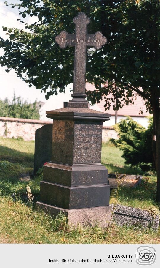 Grabstein der Familie Schröder auf dem Zodeler Friedhof