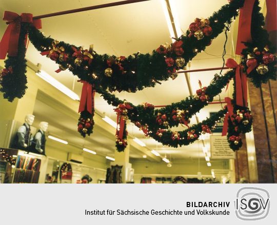 Weihnachtlich geschmücktes Kaufhaus in Görlitz