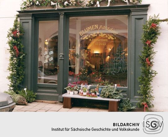Weihnachtlich geschmückter Blumenladen in Görlitz