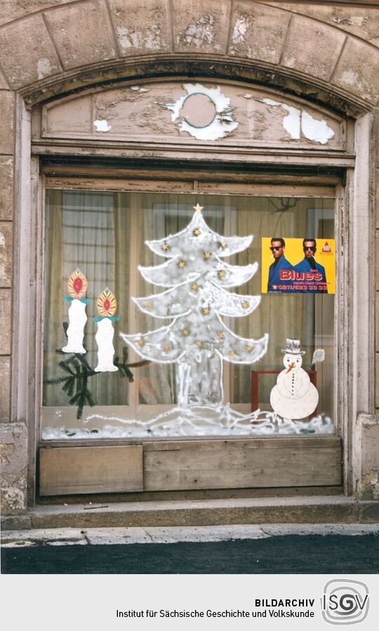 Görlitzer Lebensmittel - und Tabakgeschäft mit weihnachtlichem Schmuck