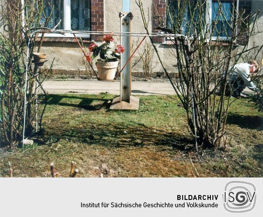 Vorgarten eines Wohnhauses in der Dorfstrasse von Mühlrose