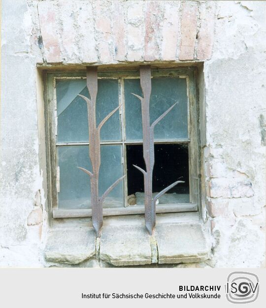 Vergittertes Fenster am Rittergut Spree