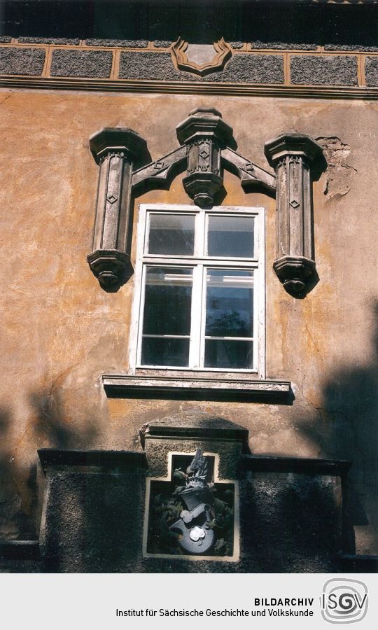 Wappen über dem Eingang des Döbschützer Schlosses