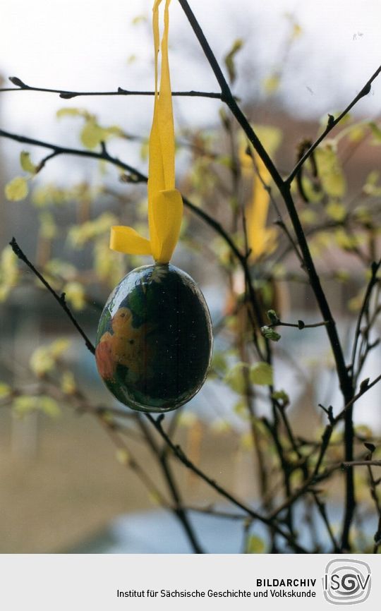 Osterschmuck im Garten