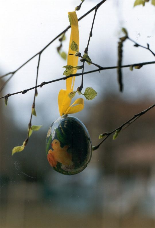 Osterschmuck im Garten