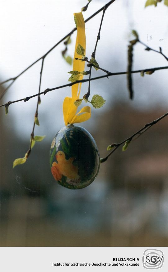 Osterschmuck im Garten