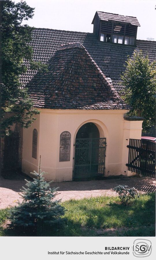 Gruft auf dem Friedhof in Zodel