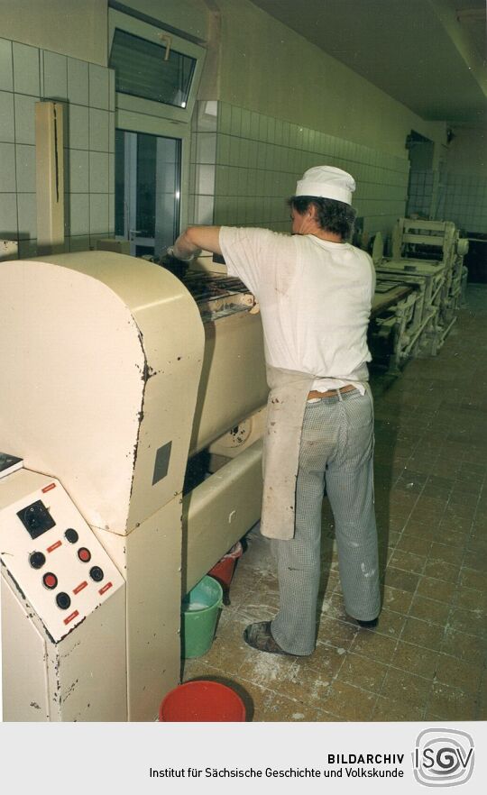 An der Knetmaschine in der Pfefferküchlerei Gräfe in Pulsnitz