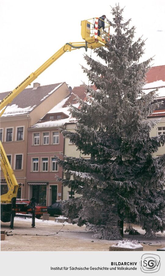 Aufstellen des Weihnachtsbaumes auf dem Marktplatz in Kamenz