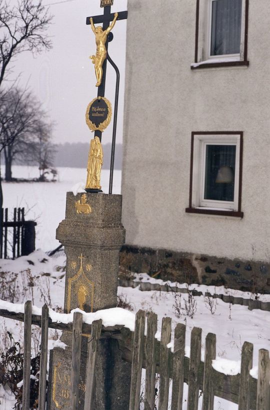 Kruzifix in einem Vorgarten in Rosenthal