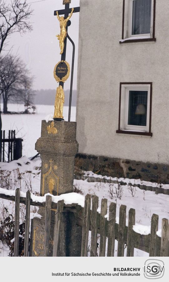 Kruzifix in einem Vorgarten in Rosenthal