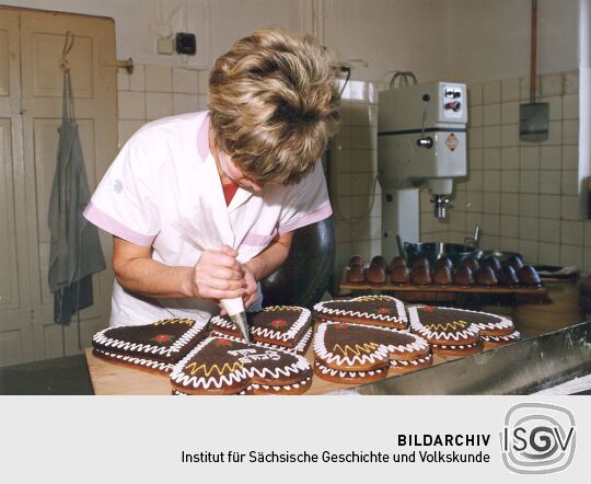 Garnieren von Pfefferkuchen in der Pfefferküchlerei Handrick in Pulsnitz