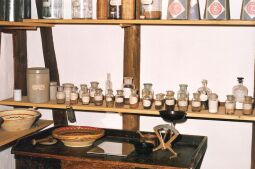 Bild: Gewürzregal im Museum "Alte Pfefferküchlerei" in Weißenberg