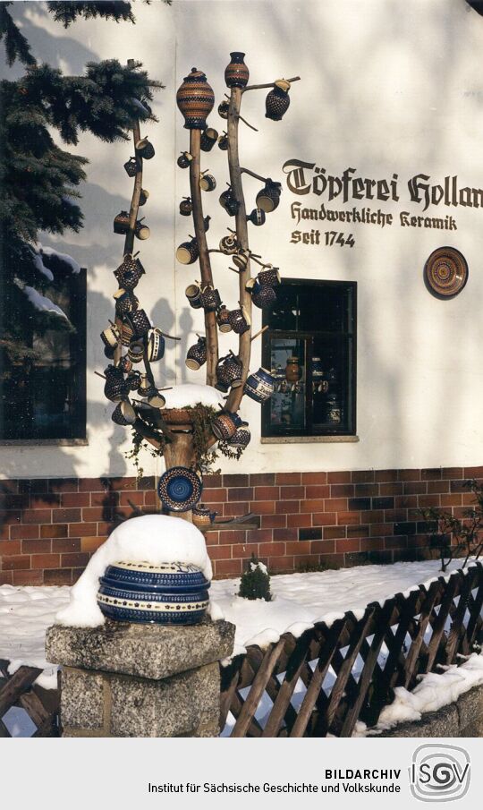 Keramikbaum vor der Töpferei Holland in Elstra