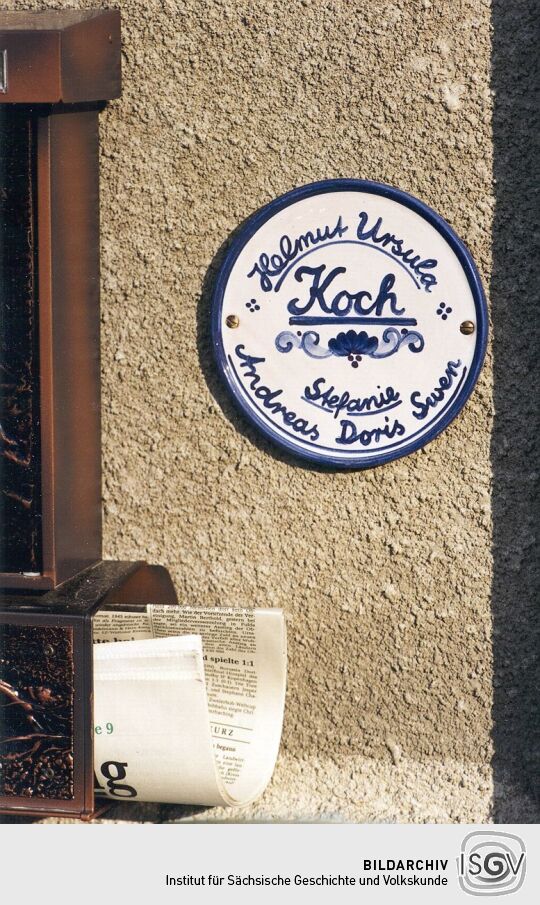 Namensschild an einem Haus in Elstra