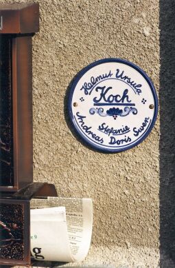 Bild: Namensschild an einem Haus in Elstra