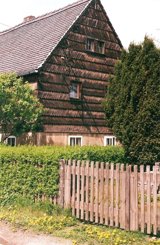 Wohnhaus mit Holzschindeln in Lückersdorf