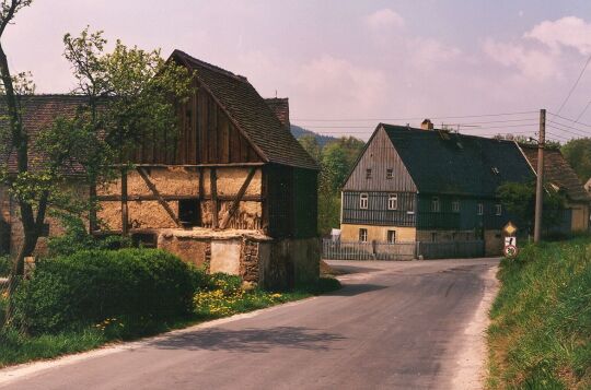 Straße und Fachwerkscheune in Lückersdorf