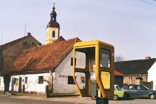 Dorfplatz mit Telefonzelle in Oßling