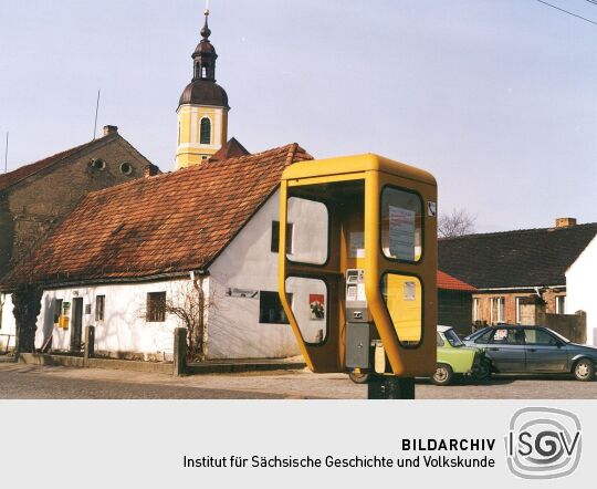 Dorfplatz mit Telefonzelle in Oßling