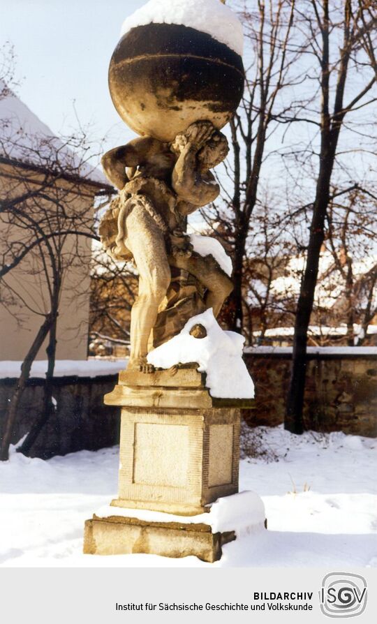 Skulptur eines Herkules im Schloßgarten von Elstra