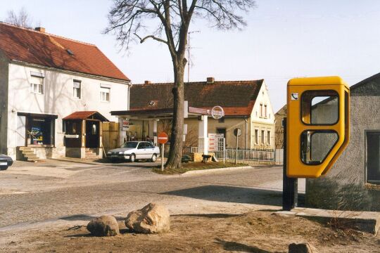 Tankstelle und Telefonzelle am Dorfplatz von Oßling