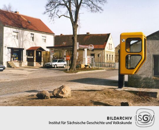 Tankstelle und Telefonzelle am Dorfplatz von Oßling