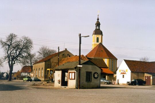 Dorfplatz mit Bushaltestelle in Oßling