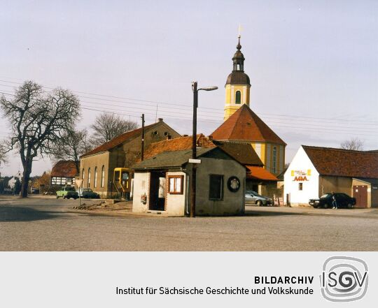 Dorfplatz mit Bushaltestelle in Oßling