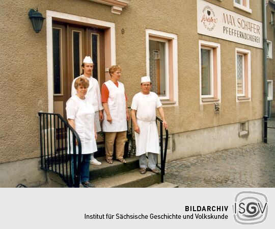 Vor der Pfefferküchlerei Max Schäfer in Pulsnitz