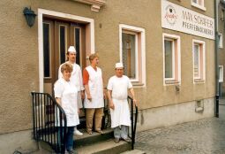 Bild: Vor der Pfefferküchlerei Max Schäfer in Pulsnitz