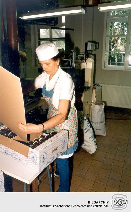 Beim Verpacken in der Pulsnitzer Lebkuchenfabrik GmbH