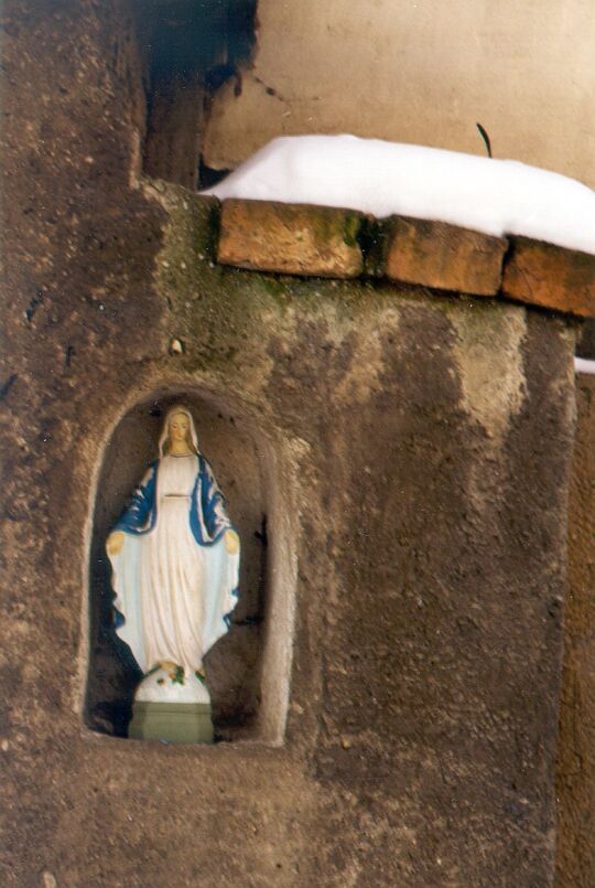 Madonna in einer Mauernische in Schweinerden