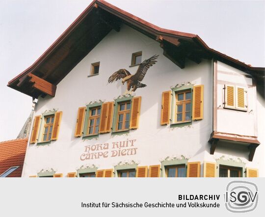 Giebel der Wittichenauer Adler-Apotheke