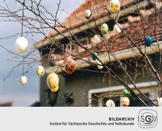 Osterschmuck im Garten