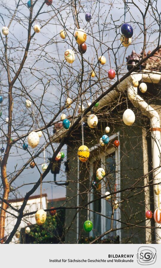 Osterschmuck im Garten