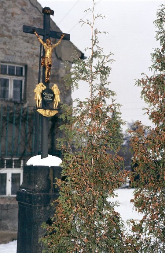 Kruzifix in einem Piskowitzer Vorgarten