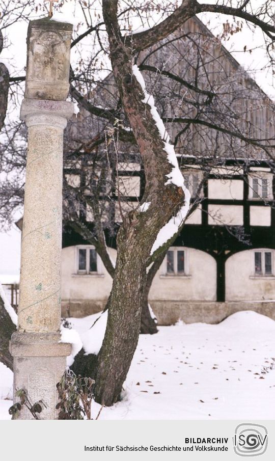 Betsäule in einem Rosenthaler Garten