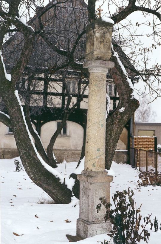 Betsäule in einem Rosenthaler Garten