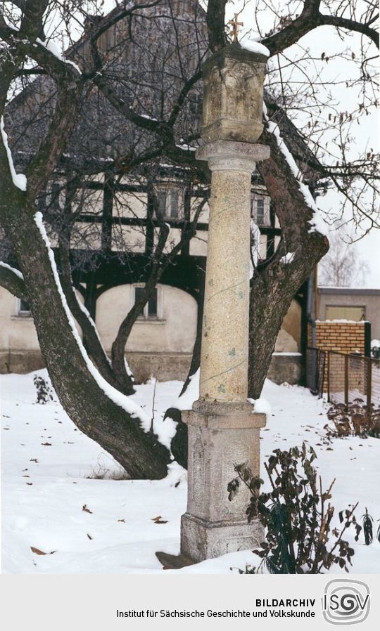 Betsäule in einem Rosenthaler Garten