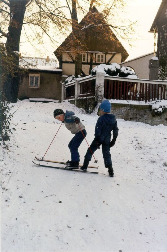 Kind beim Skilaufen in Schweinerden