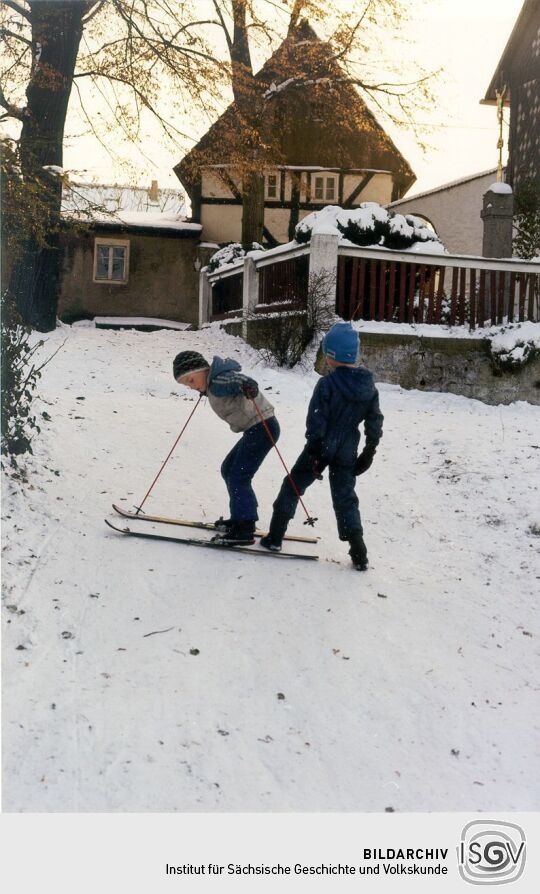 Kind beim Skilaufen in Schweinerden