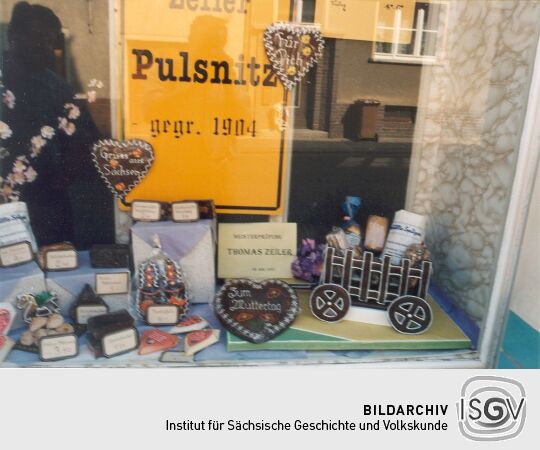 Blick in das Schaufenster der Pfefferküchlerei Bernhard Zeiler in Pulsnitz