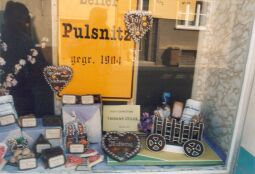 Bild: Blick in das Schaufenster der Pfefferküchlerei Bernhard Zeiler in Pulsnitz