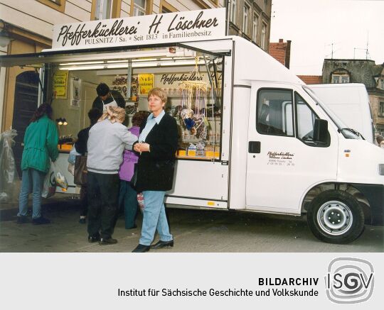 Am Verkaufsfahrzeug der Pfefferküchlerei Löschner aus Pulsnitz