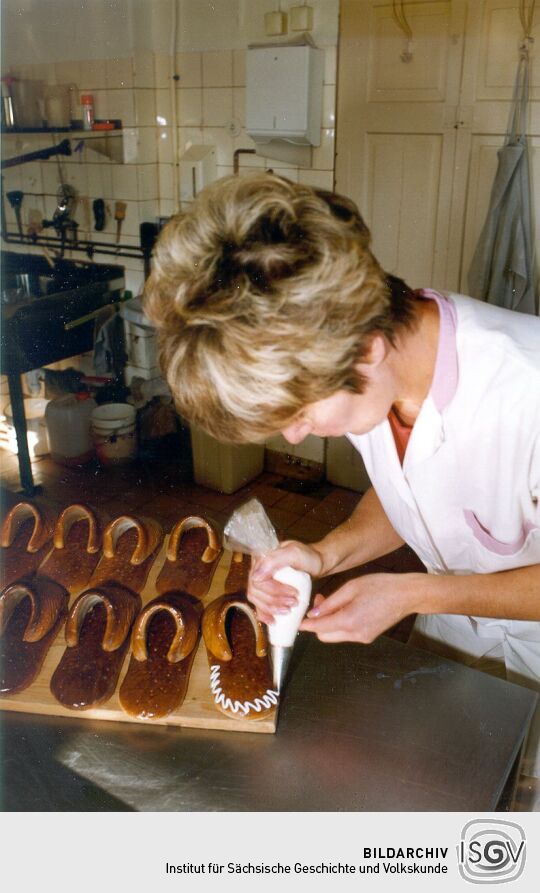 Beim Garbieren der Kuchen in der Pfefferküchlerei Handrick in Pulsnitz