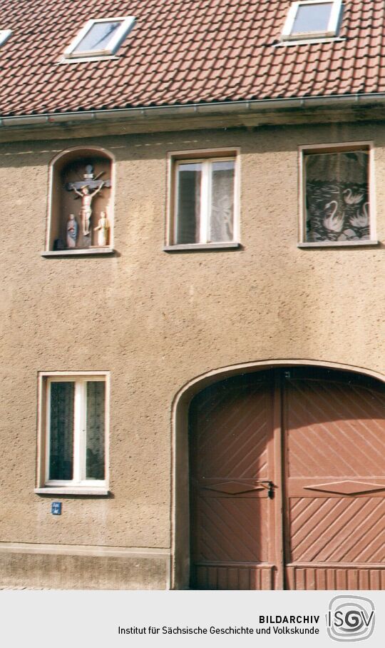 Wohnhaus mit einem Kruzifix in Wittichenau