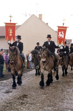 Bild: Fahnenträger beim Osterreiten in Wittichenau