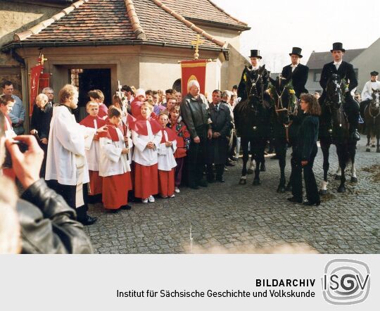 Übergabe des Kreuzes beim Osterreiten in Wittichenau